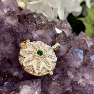 New White & Gold crystal flower pendant